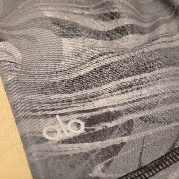 ALO Yoga AIRBRUSHED CAPRI LEGGINGS IN BLACK MARBLE GLOSSY - Picture 10 of 10